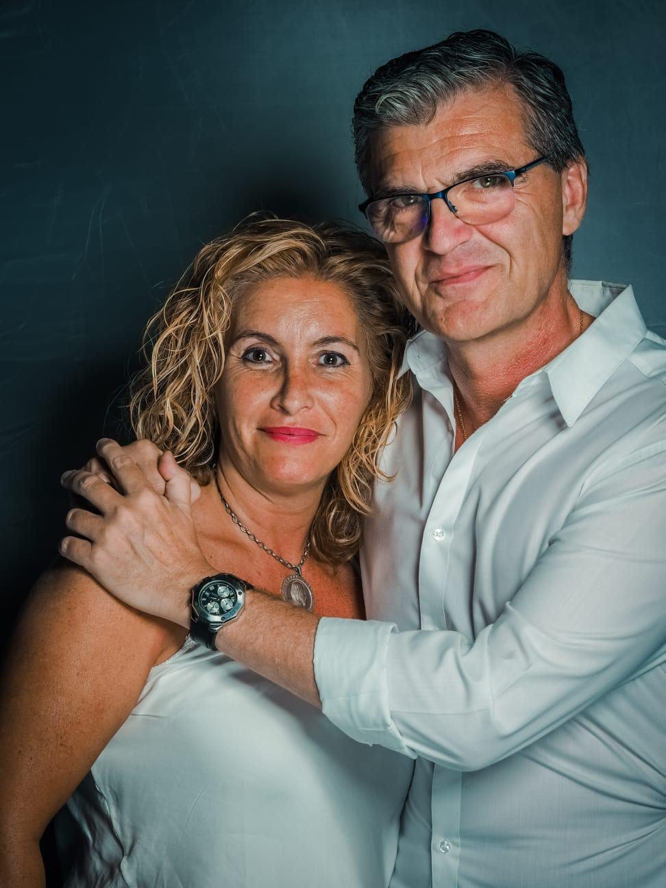 Manolo y Marisa abrazados